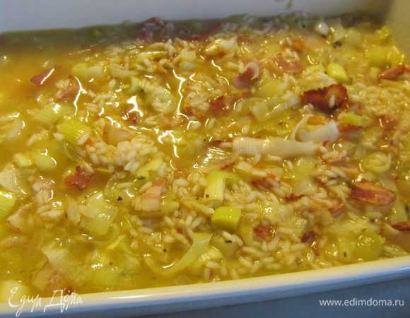 Перекладываем ризотто в теплую форму и ставим в духовку на 20 минут (Делия пишет, что здесь важна точность, но, думаю, стоит еще и по своей духовке ориентироваться).
