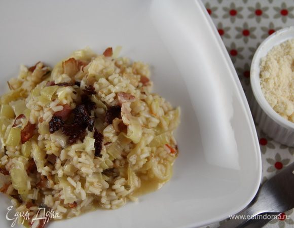 Подаем ризотто сразу же, посыпав щедро пекорино и кусочками (чипсами) из панчетты. Приятного аппетита)
