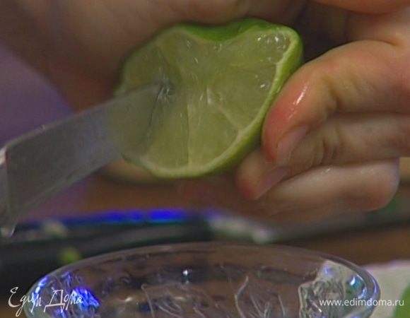 Из половинки лайма выжать пол чайной ложки сока.