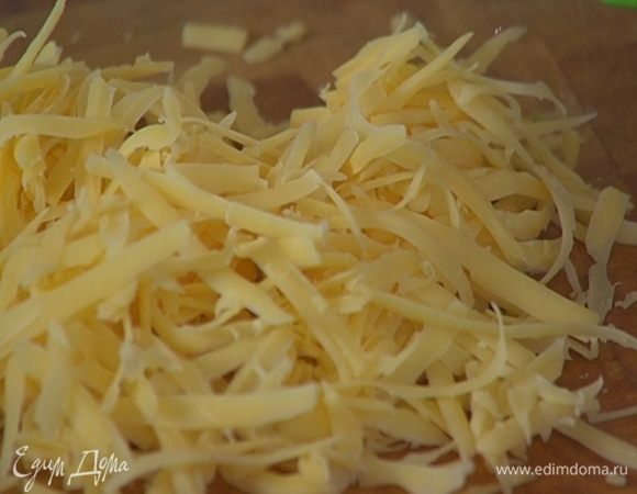 Сыр натереть на крупной терке.