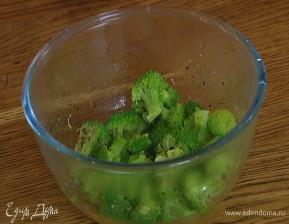 Брокколи посолить, поперчить, сбрызнуть оливковым маслом Extra Virgin и соком лайма, добавить шнитт-лук (немного лука оставить) и все перемешать.