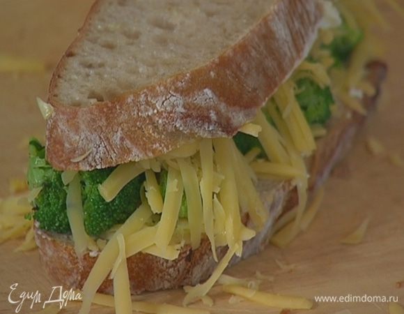 Хлеб смазать с одной стороны сливочным маслом, на один кусок выложить слой сыра, затем брокколи и снова сыр, накрыть бутерброд вторым куском хлеба.