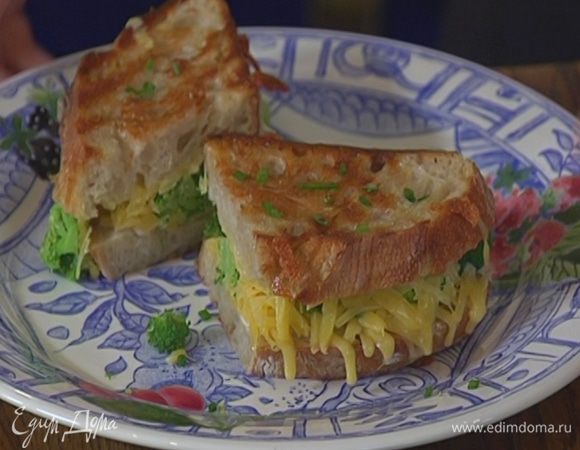 Обжаренный бутерброд посыпать оставшимся шнитт-луком.