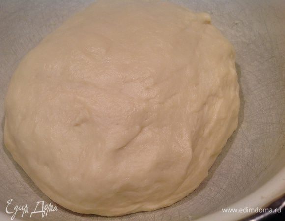 Всыпать муку, дрожжи, добавить теплое молоко, сахар, размягченное сливочное масло (комнатной температуры), яйцо и соль. Замесите тесто. 