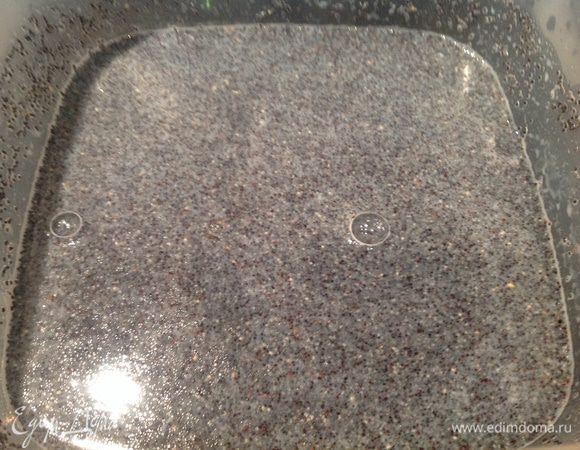 Пока займемся начинкой: молоко с сахаром доведите до кипения, залейте мак и оставьте на 15 минут.