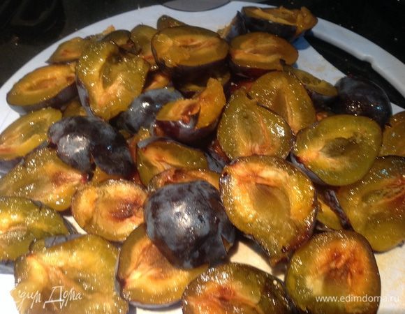 Сливы разрежьте пополам и удалите косточку.