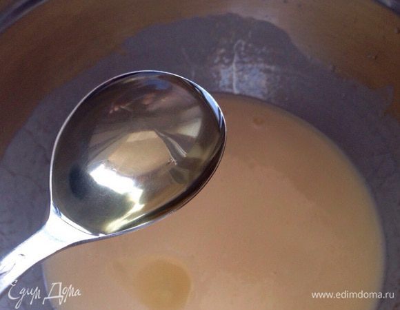 Растительное масло и соду. Еще раз хорошо все перемешать.