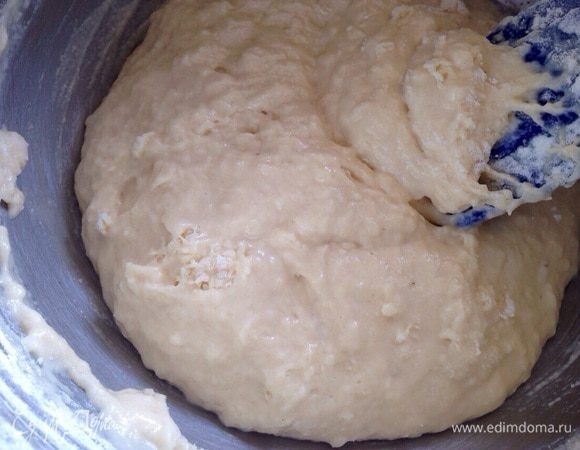 Добавить муку, ее может уйти 2-2.5стакана. Тесто по консистенции должно быть похоже на кексовое, на вид очень густой сметаны!