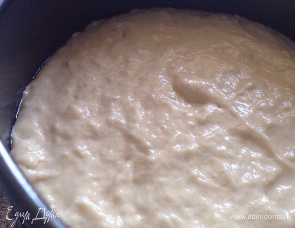 Разъемную форму (20/24см., соответственно :20см-более высокий, 24см-менее) смазать растительным маслом. Вылить тесто, разровнять.