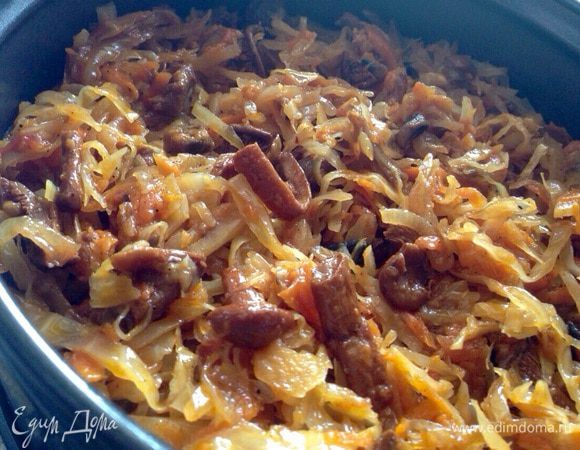 Сверху выложить капусту с грибами.