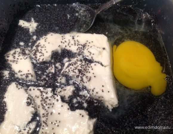 Добавьте в маковую смесь яйцо, творог и крахмал, хорошо смешайте, чтобы не было комочков.