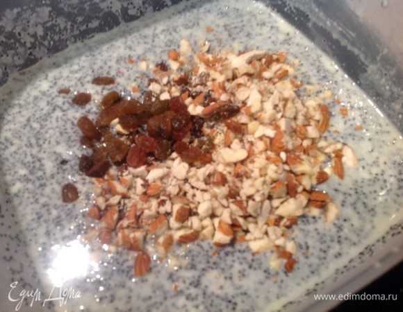 Вмешайте рубленный миндаль и изюм.