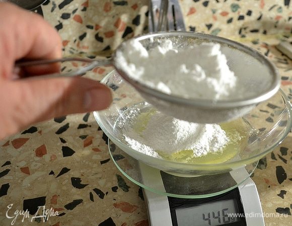 Выпекаются очень быстро 7-10 минут. 
Снимаем с противня так же. Сдвигаем пряники с противня на бумаге. Пряники должны  остывать на ровной поверхности. Так,они будут ровные.