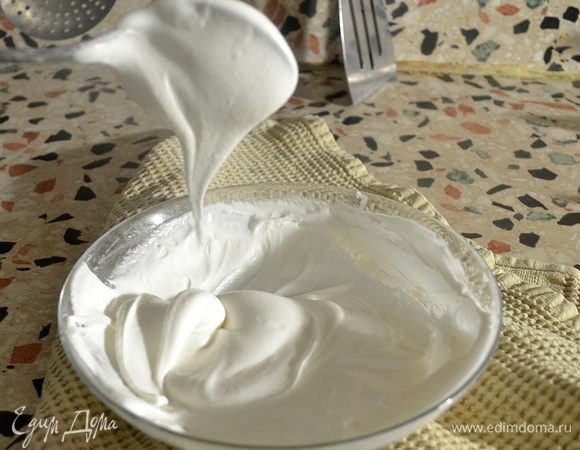 Готовим айсинг:
Просеять 250 грамм сахарной пудры. 
Добавить 1 белок.
Влить 1 чайную ложку лимонного сока. И, взбивать руками, ложкой в миске. В миксере взбивать нельзя.белки дадут пену и рисовать таким айсингом невозможно.
Растираем до гладкости 