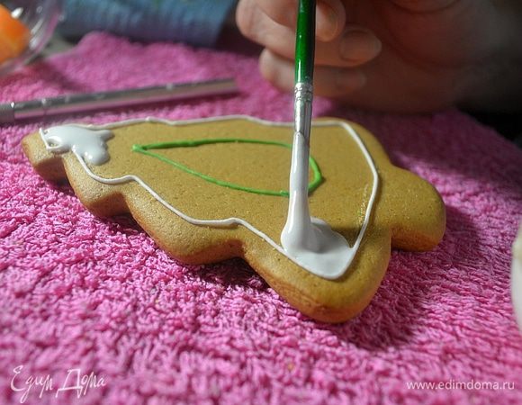 Расписываем наши,остывшие пряники.
Чтобы сделать заливку пряника,нужно в часть айсинга добавить 2-3 КАПЛИ(именно капли) воды.

Приятного  аппетита и радости творчества.