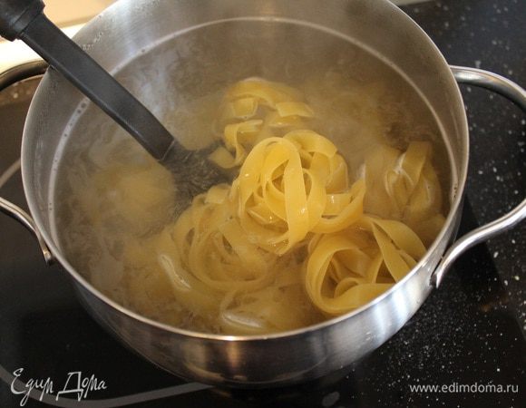 Вскипятим кастрюлю с подсоленной водой и варим пасту 7-10 минут.