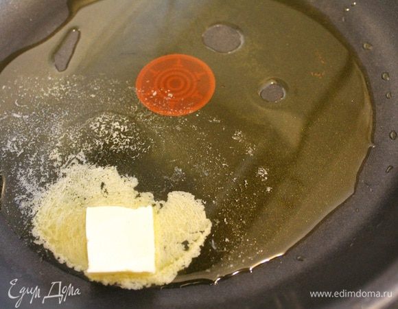 Пока паста варится, готовим креветки. В сковороде на среднем огне растапливаем сливочное масло и разогреваем оливковое масло.