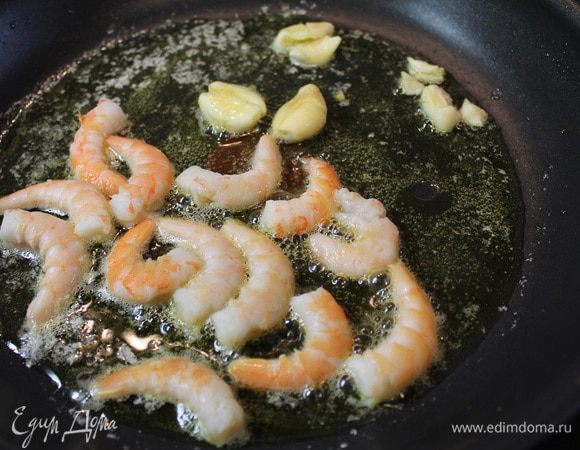 Добавляем давленый чеснок и готовим еще 1-2 минуты, пока он не даст аромат. После этого добавляем мытые очищенные креветки.