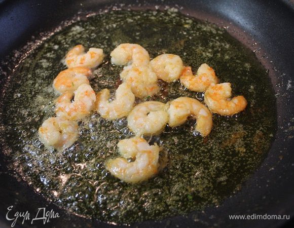Продолжаем готовить 3-5 минут(уже без чеснока), пока креветки не станут красноватыми. Переложите готовые креветки в отдельную посуду.