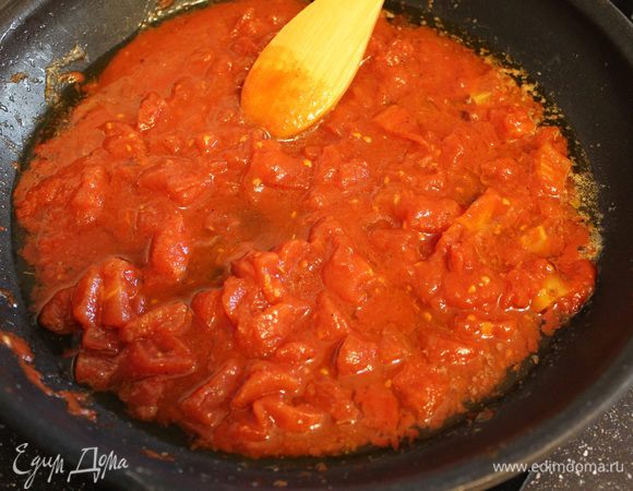 В эту же сковороду выложим томаты, добавим соль, перец и готовим на среднем огне 5-10 минут, периодически помешивая.