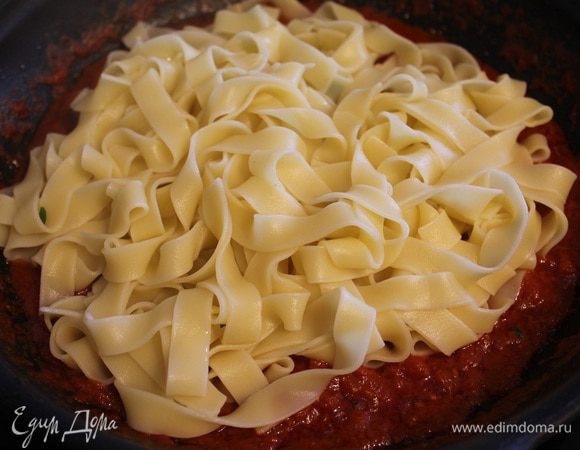 Когда соус загустеет, добавим сваренную пасту и перемешаем.