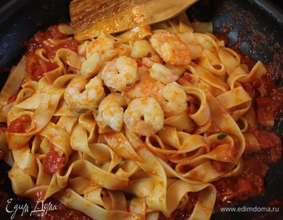 Добавим креветки и снова хорошенько перемешаем.