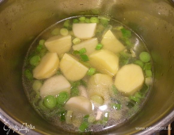 Картофель чистим, режем крупными кусками и добавляем к луку. Заливаем овощи водой или овощным бульоном. Закрываем крышкой и варим 10-15 минут до полуготовности картофеля. 