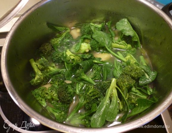 Капусту брокколи разбираем на соцветия и добавляем в кастрюлю к овощам. Варим еще 8 минут до готовности капусты. Бульон может не полностью покрывать капусту. Ничего страшного, брокколи прекрасно приготовится на пару. 

