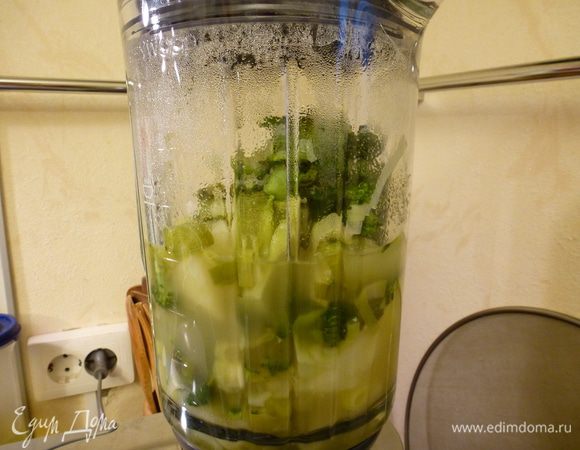 Когда овощи будут готовы, пробиваем их блендером в пюре.