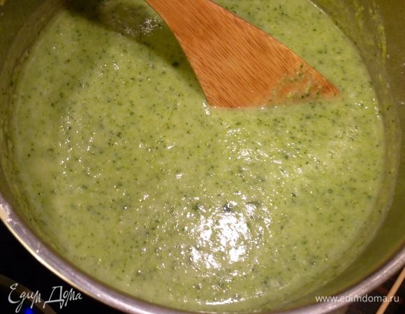 Переливаем суп обратно в кастрюлю. Добавляем молоко (или сливки), солим, перчим по вкусу. Доводим суп до кипения и сразу убираем с плиты. Суп готов!
Если суп будут есть маленькие детки, то можно этот шаг пропустить. Просто еще раз прогреть суп в кастрюле и все.