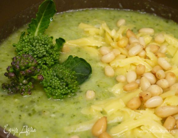 Разливаем суп по тарелкам. Сверху посыпаем натертым твердым сыром и кедровыми орешками. Орехи лучше предварительно подрумянить на сухой сковороде.
Приятного аппетита!