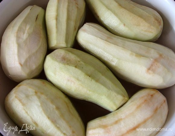 Баклажаны (не крупные) очистить, положить в соленую воду.