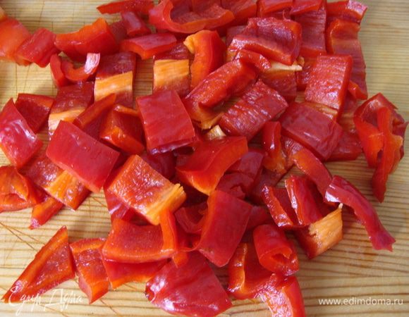 Перец порезать кубиком.