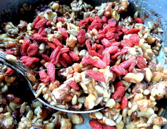 Для цвета и энергии бросим горсть ягод годжи. Перемешиваем, снимаем с огня.