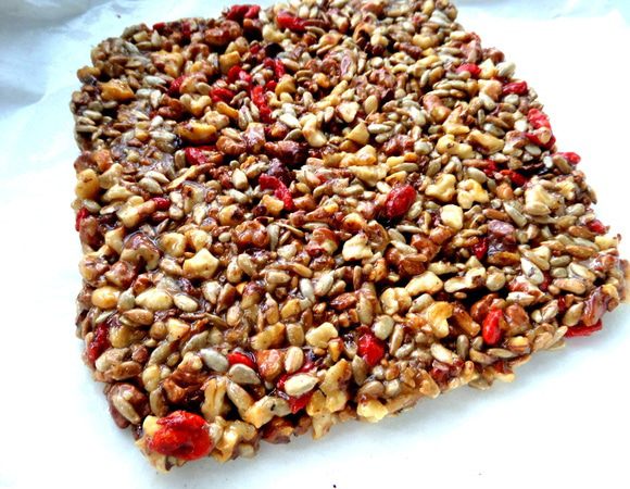 На доску или в форму кладём пергамент, смазываем его маслом и горячую массу выкладываем на бумагу. Руками приплюснем и сформируем типа квадрата (как в халве!), пока не остыло! Высота примерно 1 см.