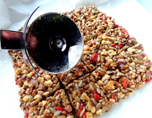 Берём острый нож или вот такой для пиццы...