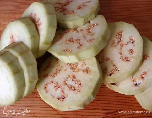 Баклажаны порезать кружочками, примерно 6-8мм толщиной.
