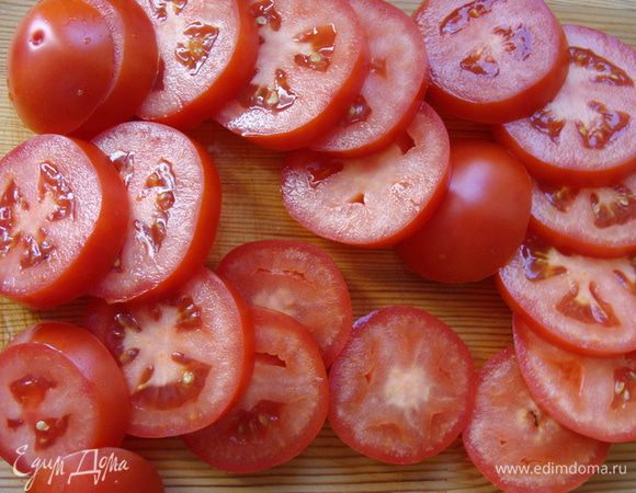 Помидоры, желательно мясистые, порезать так же как баклажаны.