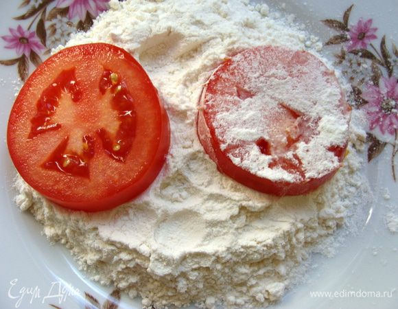Обвалять в муке с двух сторон и обжарить.
