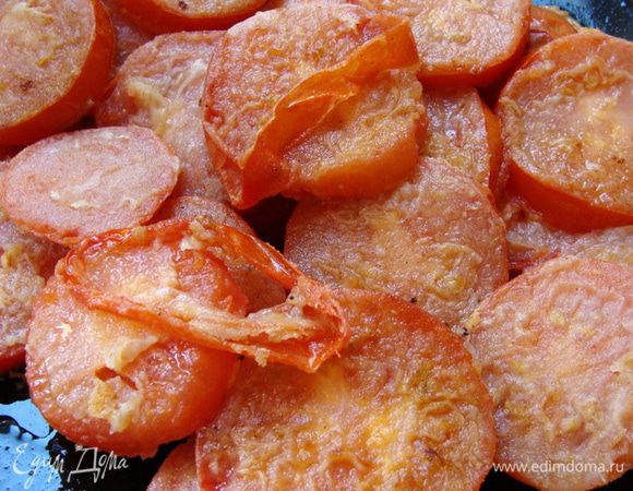 С уже обжаренных помидор снять кожицу, это очень легко.