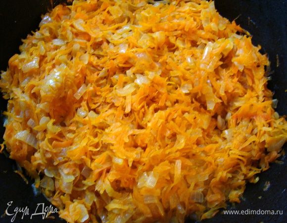 Лук мелко порезать, морковь натереть на терке, обжарить.