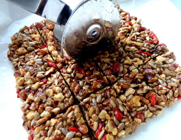 Пока не остыло, проводим роликом по пласту, деля его на любые порционные кусочки.