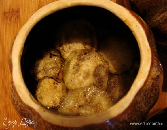 Потом баклажаны, плотно, можно внахлест.
Сверху помидоры в один слой.