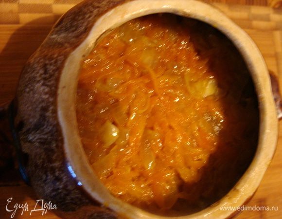 Последним слом опять пережарку.
Уплотнить все столовой ложкой.
Надо чтобы осталось не меньше 2.5-3 см до края горшочка.
Залить горячим соленым бульоном, так, чтобы он чуть покрывал овощи.
Я использую овощной бульон, но можно и мясной, а можно развести кубик.
Накрыть горшочки крышками, поставить в духовку на 1 час, при 160-170*