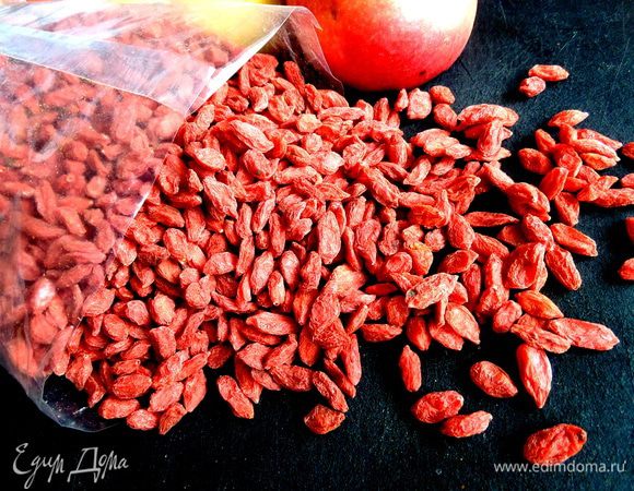 Ягоды годжи хороши в межсезонье: могут быть средством профилактики респираторных заболеваний и укрепления иммунитета, так как содержат высокие дозы аскорбиновой кислоты и железа, улучшающего усвоение витамина С организмом, улучшают зрение и состояние кожи, повышают физическую выносливость и устойчивость к стрессам, замедляют процессы старения, способствуют снижению сахара в крови...