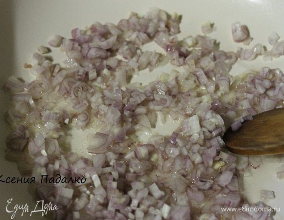 Лук нарезать мелкими кубиками. Добавить в сковороду масло и обжарить лук до слегка золотистого цвета.