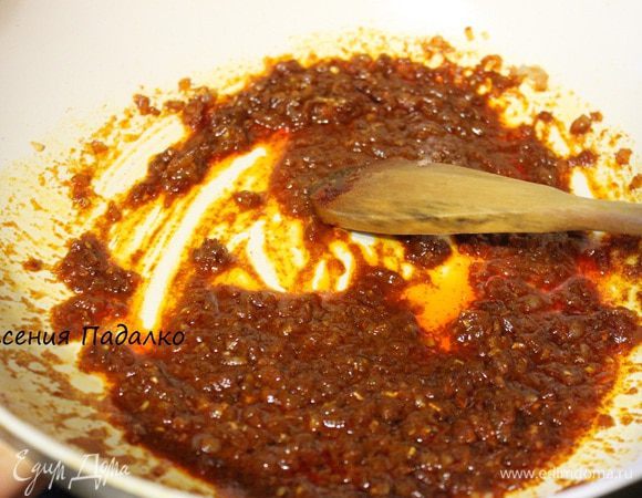 Затем добавить паприку и интенсивно перемешать, пока паприка не впитает все масло.