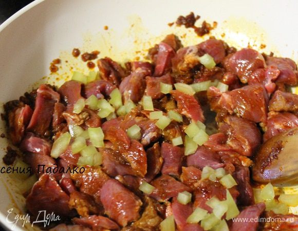 Мякоть говядины, нарезать крупными кубиками и добавить в сковороду, затем положить болгарский перец нарезанный кубиками. Обжаривать 3 минуты. 