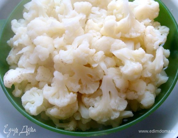 Проварить капусту в соленой воде примерно 2-3 минуты, скинуть на дуршлаг.