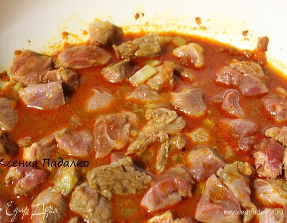 Потом добавляем воду. Убавляем огонь, накрываем крышкой и тушим до готовности мяса. (мне понадобился час).